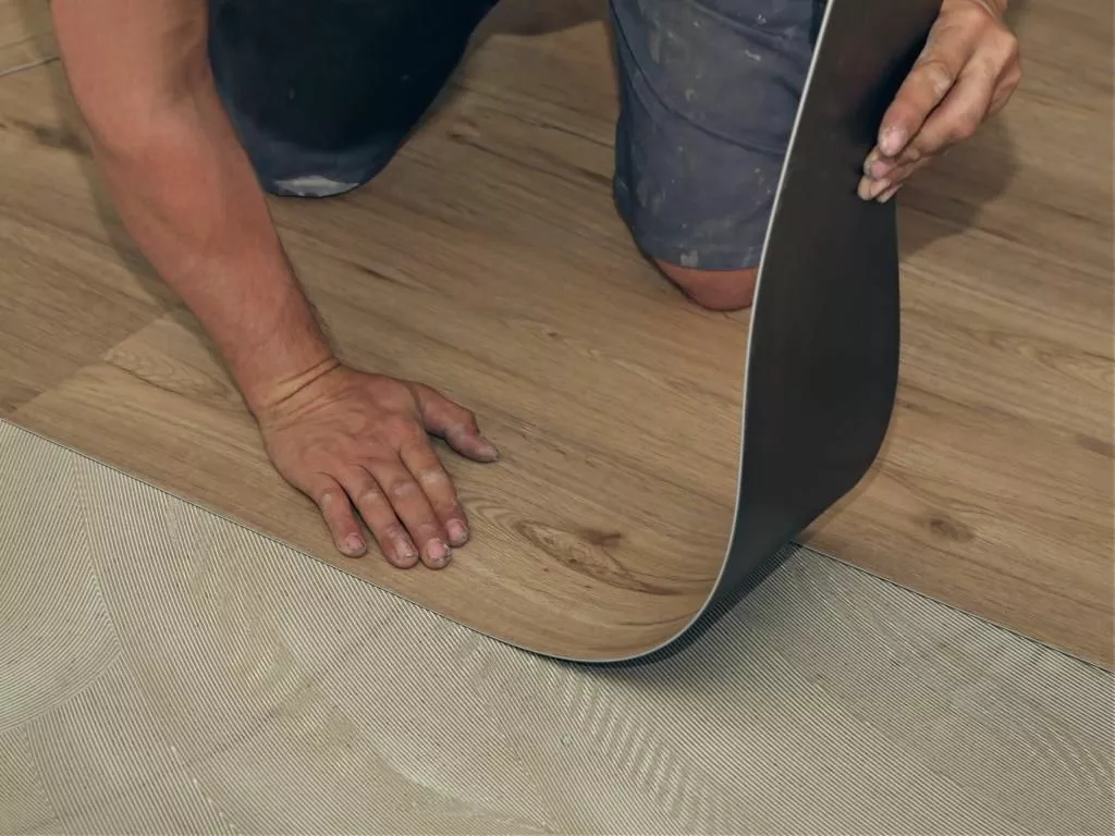 Sol souple : Lino, vinyle ou PVC ? Décryptage et techniques de pose