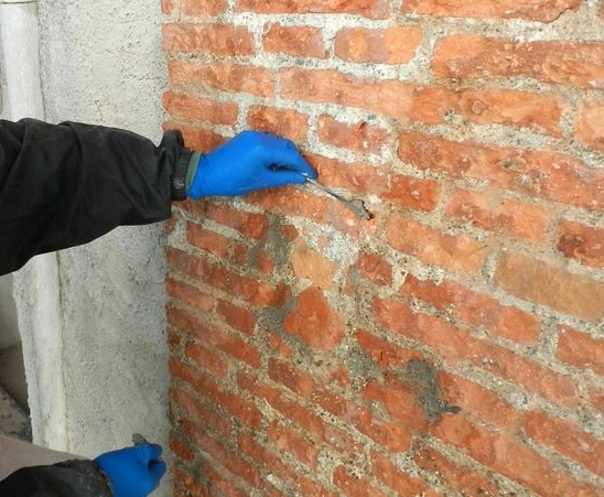 Nettoyage de murs en briques toulousaines - OMNISERVICI