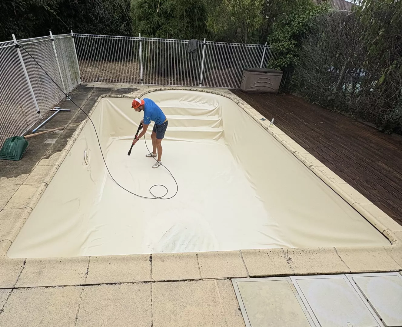 Nettoyage complet de votre piscine - OmniSERVICI