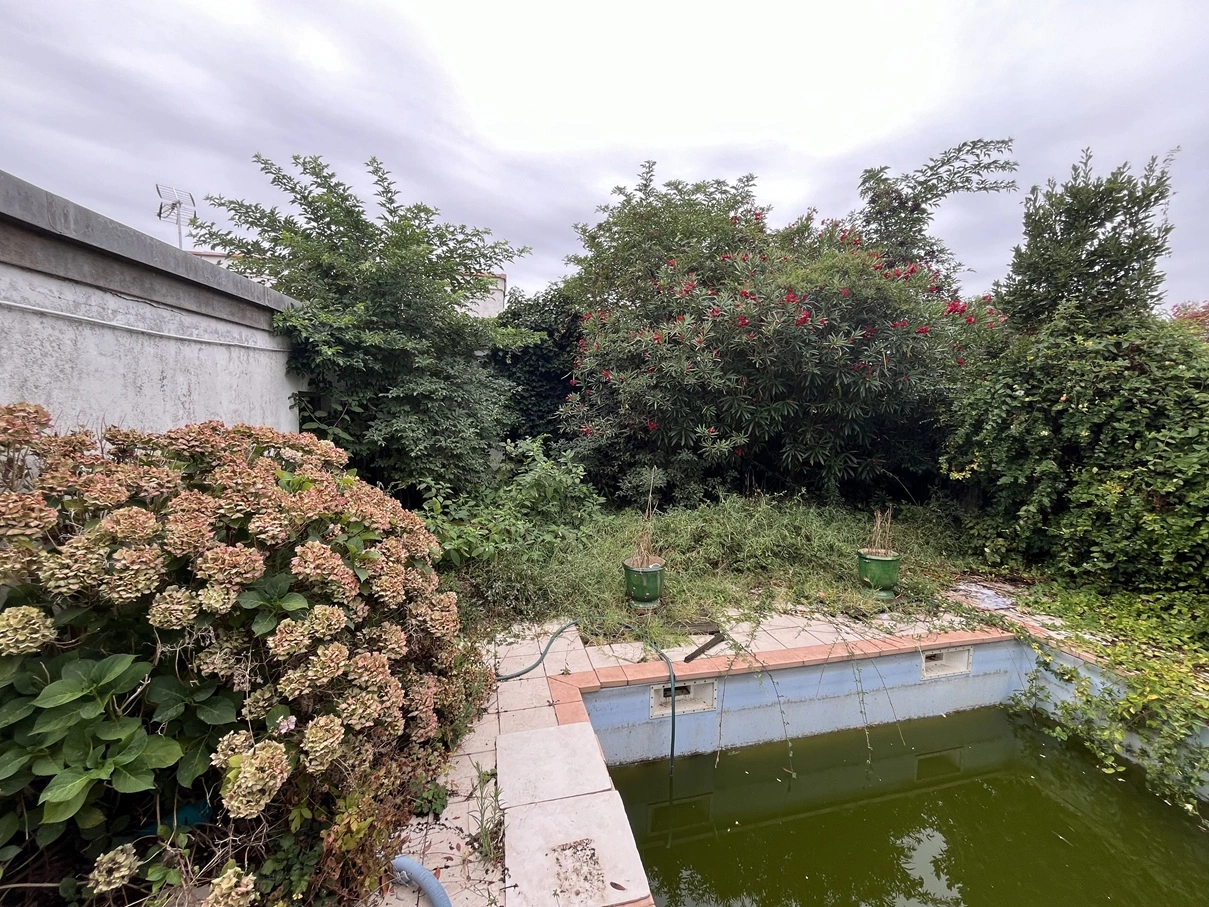 Avant remise au propre d'un jardin à Toulouse