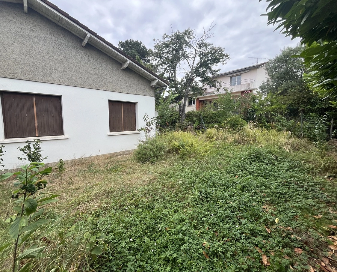 Avant remise au propre des abords d'une villa à Balma