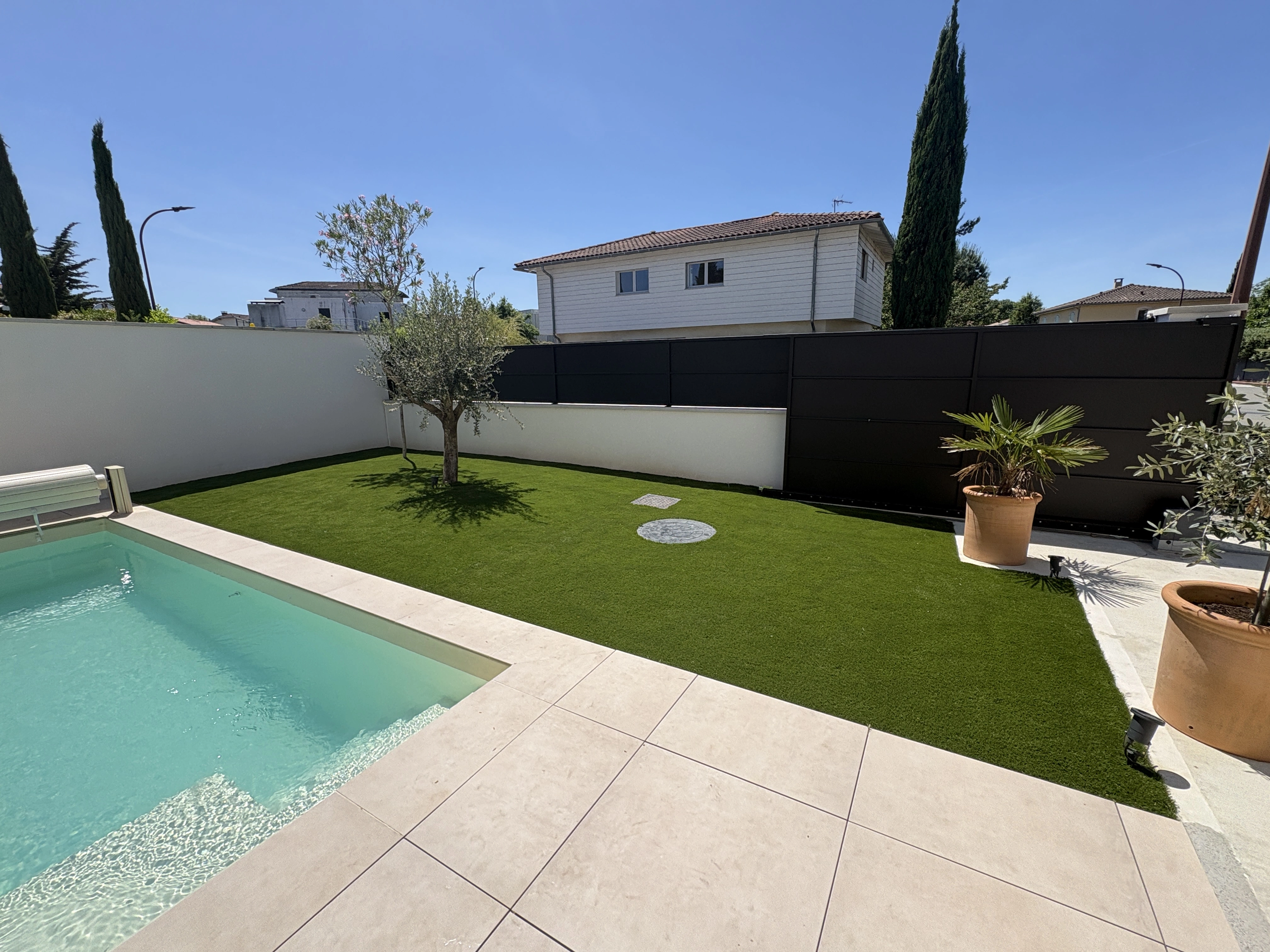 finalisation gazon synthetique coté piscine - Omniservici